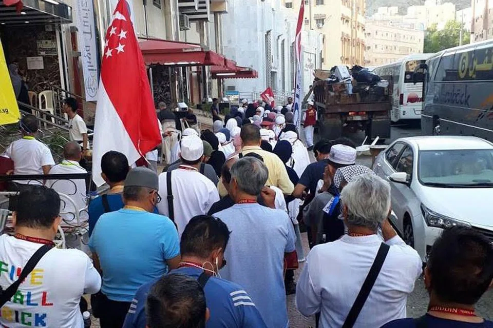Menyahut seruan Haji: PERSIAPAN: Sekumpulan jemaah Singapura dibawa mengenali kawasan Mina, termasuk tempat melontar jamrah, atau batu kecil, yang wajib dalam ibadah haji, sebelum permulaan ibadah itu. - Foto FACEBOOK /JALALUDIN TRAVEL AND SERVICES