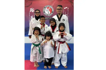 Dr Zulkarnain Ab Hamid (kanan) dan Cik Shazana Ibrahim (kiri) mempunyai lima anak (dari kiri) Nur Ilaanah Shayista, enam tahun; Muhammad ‘Ilman Shafi, 12 tahun; Nur ‘Izzah Shauraa, empat tahun; Nur Imaani Shafina, 10 tahun; dan Nur ‘Inayah Shifa, lapan tahun.