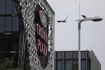 Ini merupakan kes ketiga melibatkan pekerja restoran Azur di hotel Crowne Plaza. Lelaki warga Korea dan wanita warga Malaysia merupakan dua kes sebelum ini. - 