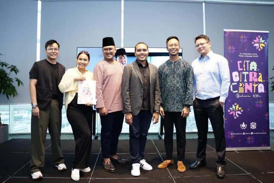 LESTARI BAHASA MELAYU: Pengerusi jawatankuasa Bulan Bahasa 2024, Encik Zhulkarnain Abdul Rahim (tiga dari kanan), bergambar bersama Duta Bahasa, (dari kiri) Encik Hyrul Anuar, Cik Farhana M Noor, Encik Megat Firdaus, Encik Afi Hanafi and Dr Jazlan Joosoph.