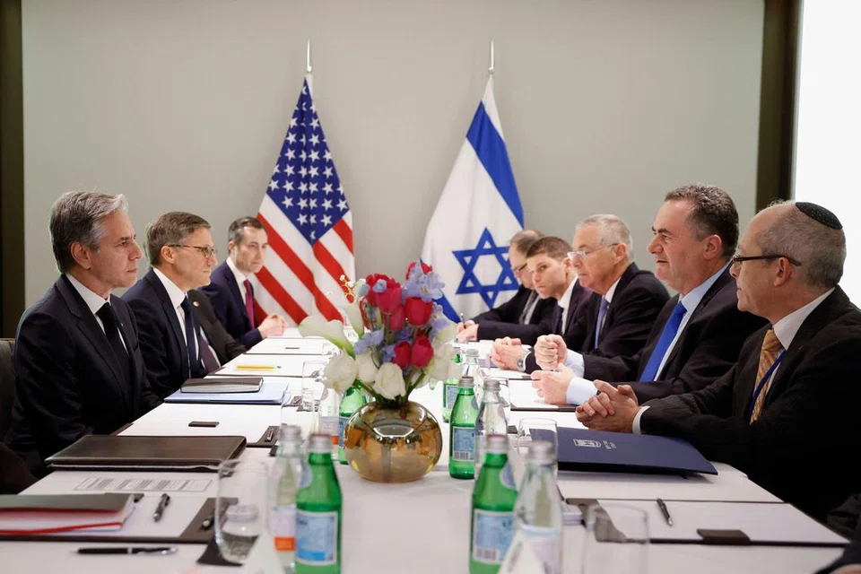 CARI HURAIAN: Setiausaha Negara Amerika, Encik Antony Blinken (paling kiri), bertemu dengan Menteri Luar Israel, Encik Israel Katz (dua dari kanan), dalam rangka lawatan ke  Tel Aviv 9 Januari yang bertujuan meredakan ketegangan di Timur Tengah, di tengah-tengah pertempuran berterusan antara Israel dengan Hamas.