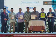 Menteri Dalam Negeri, Datuk Seri Saifuddin Nasution Ismail (tengah) menunjukkan naskah Al-Quran Braille pada perjumpaan bersama Lembaga Pengawalan dan Pelesenan Pencetakan Al-Quran Kementerian Dalam Negeri, di Kuala Nerus, Terengganu.