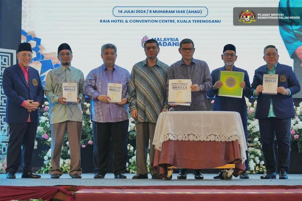 Menteri Dalam Negeri, Datuk Seri Saifuddin Nasution Ismail (tengah) menunjukkan naskah Al-Quran Braille pada perjumpaan bersama Lembaga Pengawalan dan Pelesenan Pencetakan Al-Quran Kementerian Dalam Negeri, di Kuala Nerus, Terengganu.