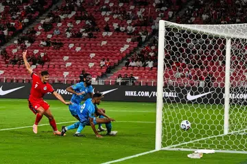 Penyerang Singa, Ikhsan Fandi (kiri), menjaringkan gol tunggal pasukan negara menentang India pada waktu kecederaan separuh masa pertama. 