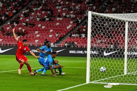 Penyerang Singa, Ikhsan Fandi (kiri), menjaringkan gol tunggal pasukan negara menentang India pada waktu kecederaan separuh masa pertama. 