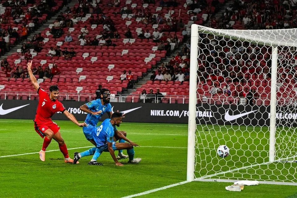 Penyerang Singa, Ikhsan Fandi (kiri), menjaringkan gol tunggal pasukan negara menentang India pada waktu kecederaan separuh masa pertama. 