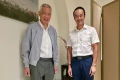 Menteri Kanan, Encik Lee Hsien Loong (kiri), meluangkan masa untuk mengadakan sesi makan tengah hari bersama mantan Menteri Negara Kanan (Kesihatan merangkap Tenaga Manusia), Dr Koh Poh Koon, menurut catatan Facebook Dr Koh pada 5 Jun.