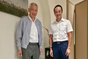 Menteri Kanan, Encik Lee Hsien Loong (kiri), meluangkan masa untuk mengadakan sesi makan tengah hari bersama mantan Menteri Negara Kanan (Kesihatan merangkap Tenaga Manusia), Dr Koh Poh Koon, menurut catatan Facebook Dr Koh pada 5 Jun.