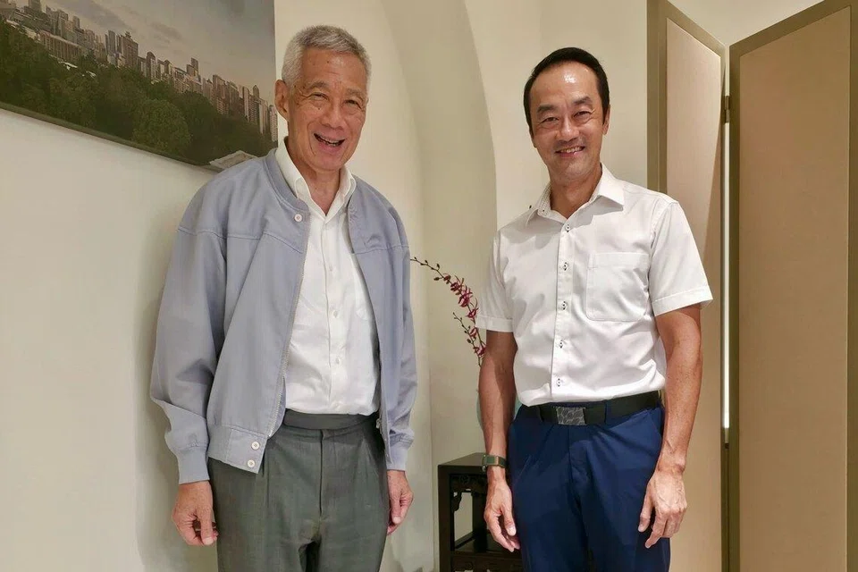 Menteri Kanan, Encik Lee Hsien Loong (kiri), meluangkan masa untuk mengadakan sesi makan tengah hari bersama mantan Menteri Negara Kanan (Kesihatan merangkap Tenaga Manusia), Dr Koh Poh Koon, menurut catatan Facebook Dr Koh pada 5 Jun.