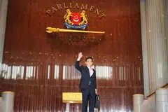 BELANJAWAN JAMIN PENAKATAN SINGAPURA: Encik Heng Swee Keat tiba di Parlimen bagi membentangkan kenyataan Belanjawan Isnin lalu.