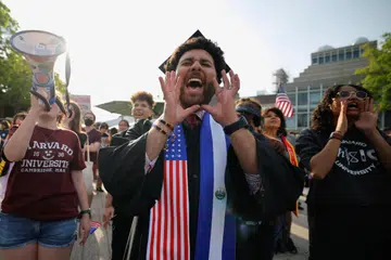 Para pelajar menyertai perhimpunan bagi menyokong pelajar antarabangsa di Universiti Harvard pada 27 Mei 2025.