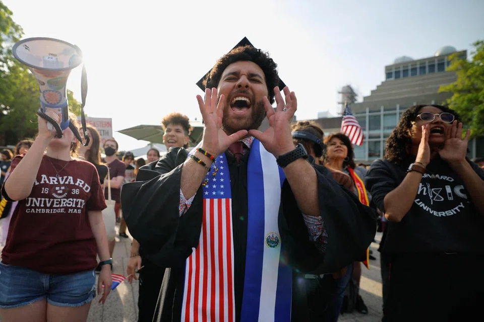 Para pelajar menyertai perhimpunan bagi menyokong pelajar antarabangsa di Universiti Harvard pada 27 Mei 2025.