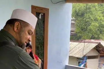 Pengarah IbadahSg, Ustaz Firdaus Masruhen (kiri), menyampaikan amanah dan memberikan bungkusan makanan kepada mereka yang memerlukan di Indonesia pada Januari 2024 lalu, melalui ‘Program Jumaat Berkah’ yang dijalankan setiap minggu.