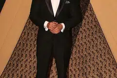 RAIH INSPIRASI: Bintang Bollywood Hrithik Roshan bersemangat membawa watak ahli matematik Anand Kumar, yang mengorbankan kerjaya demi mengajar 30 kanak-kanak kurang berkemampuan. - Foto IANS