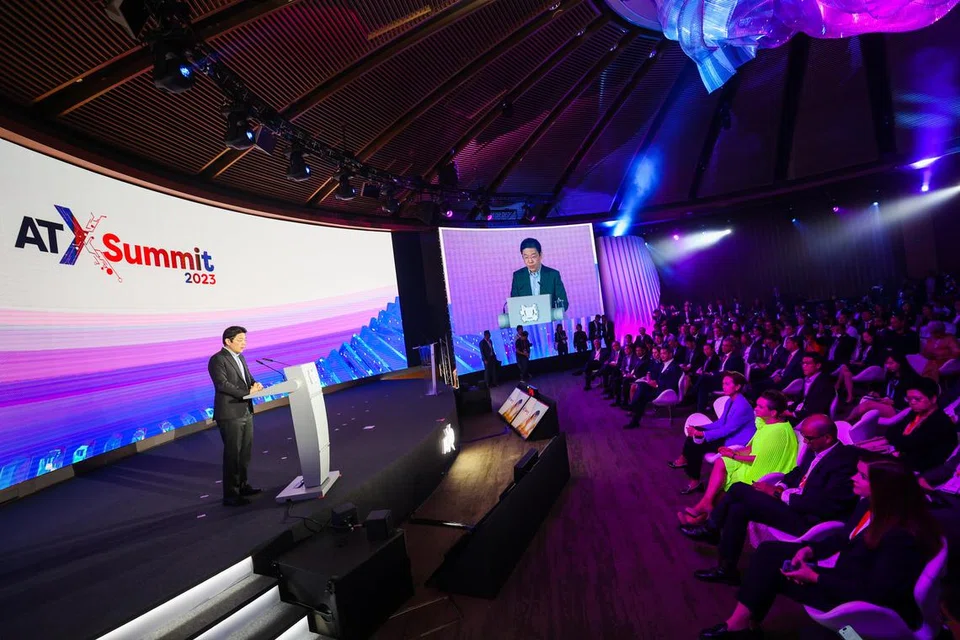 DUNIA DIGITAL: Encik Lawrence Wong menyampaikan ucapan sebagai tetamu terhormat semasa persidangan, Asia Tech x Singapore 2023, yang diadakan di Sentosa. 