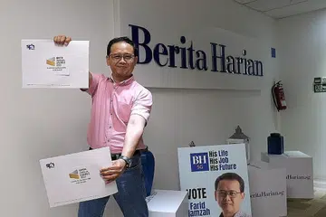 PEMENANG: Encik Mohd Farid Hamzah bersyukur terima dua pencalonan semasa anugerah berita tahunan Pengurusan Kumpulan Media Inggeris/Melayu/Tamil (EMTM) SPH Media Trust. 