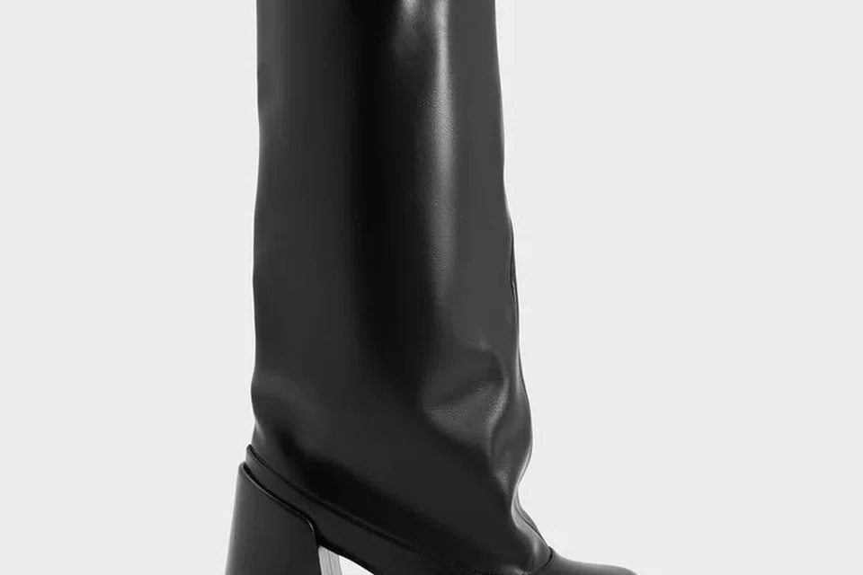 But ‘Robbie Side-Buckle Block-Heel Knee-High’ ($119) daripada Charles & Keith dihiasi kancing di sisi, menggabungkan gaya moden dengan keselesaan, sesuai untuk pelbagai acara.