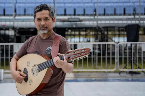 Pemain gambus, Encik Azrin Abdullah, bersama pemuzik lain dalam Projek Open Score akan menghiburkan penonton Chingay 2024 dengan persembahan muzik yang menggabungkan rentak irama tradisional semua kaum dan bangsa Singapura. Projek Open Score ialah gabungan pemuzik tradisional berbilang budaya.