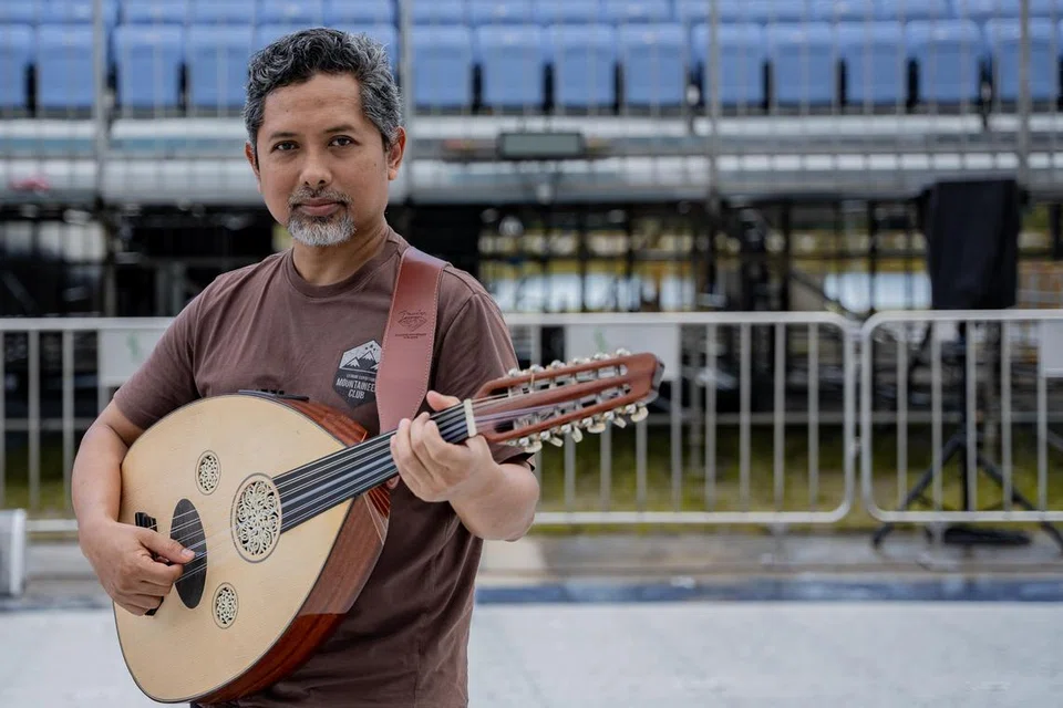 Pemain gambus, Encik Azrin Abdullah, bersama pemuzik lain dalam Projek Open Score akan menghiburkan penonton Chingay 2024 dengan persembahan muzik yang menggabungkan rentak irama tradisional semua kaum dan bangsa Singapura. Projek Open Score ialah gabungan pemuzik tradisional berbilang budaya.