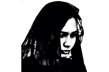 DILEMA SEORANG WANITA: Teater Hawa terbitan kumpulan seni Hatch Theatrics menerokai isu agama dan kematian yang akan dipentaskan pada 24 dan 25 April ini di Teater The Substation. - Foto HATCH THEATRICS