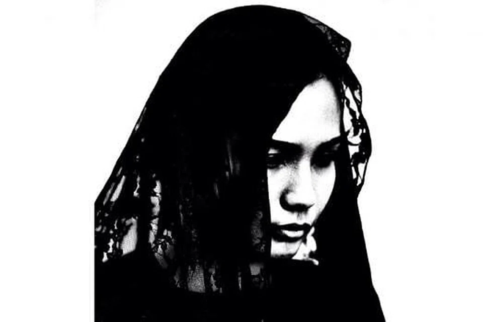 DILEMA SEORANG WANITA: Teater Hawa terbitan kumpulan seni Hatch Theatrics menerokai isu agama dan kematian yang akan dipentaskan pada 24 dan 25 April ini di Teater The Substation. - Foto HATCH THEATRICS