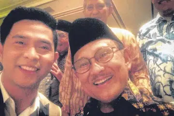 MENDAPAT RESTU MANTAN PRESIDEN: Penyanyi Cakra Khan (kiri) bersama presiden ketiga Indonesia, Encik B.J. Habibie. - Foto MSTAR ONLINE