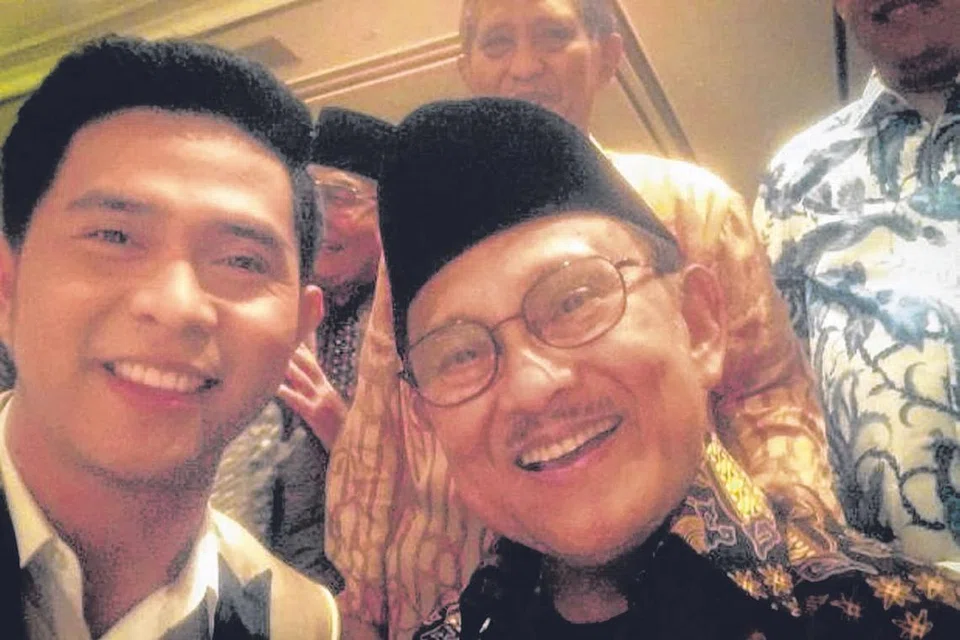 MENDAPAT RESTU MANTAN PRESIDEN: Penyanyi Cakra Khan (kiri) bersama presiden ketiga Indonesia, Encik B.J. Habibie. - Foto MSTAR ONLINE