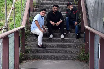 TIDAK LOKEK ILMU: (Dari kiri) Jufri Salim, Hidayat Nordin dan Olly Ismail menyemai semangat bakat Singapura agar berdaya tahan, disiplin, kreatif dan tidak mudah putus asa dalam membina identiti muzik mereka. - Foto BH oleh DESMOND FOO