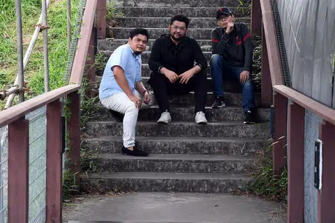 TIDAK LOKEK ILMU: (Dari kiri) Jufri Salim, Hidayat Nordin dan Olly Ismail menyemai semangat bakat Singapura agar berdaya tahan, disiplin, kreatif dan tidak mudah putus asa dalam membina identiti muzik mereka. - Foto BH oleh DESMOND FOO
