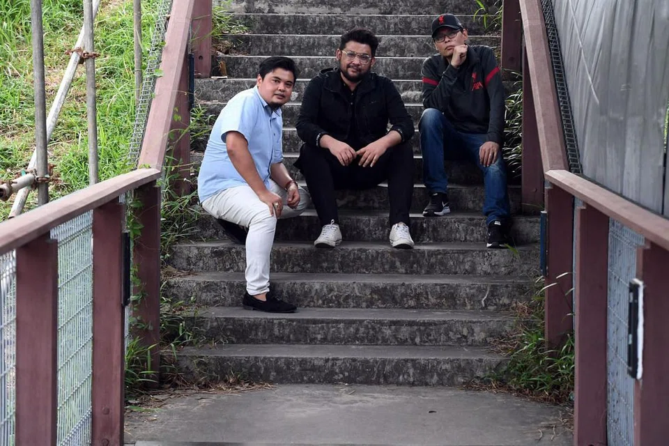 TIDAK LOKEK ILMU: (Dari kiri) Jufri Salim, Hidayat Nordin dan Olly Ismail menyemai semangat bakat Singapura agar berdaya tahan, disiplin, kreatif dan tidak mudah putus asa dalam membina identiti muzik mereka. - Foto BH oleh DESMOND FOO