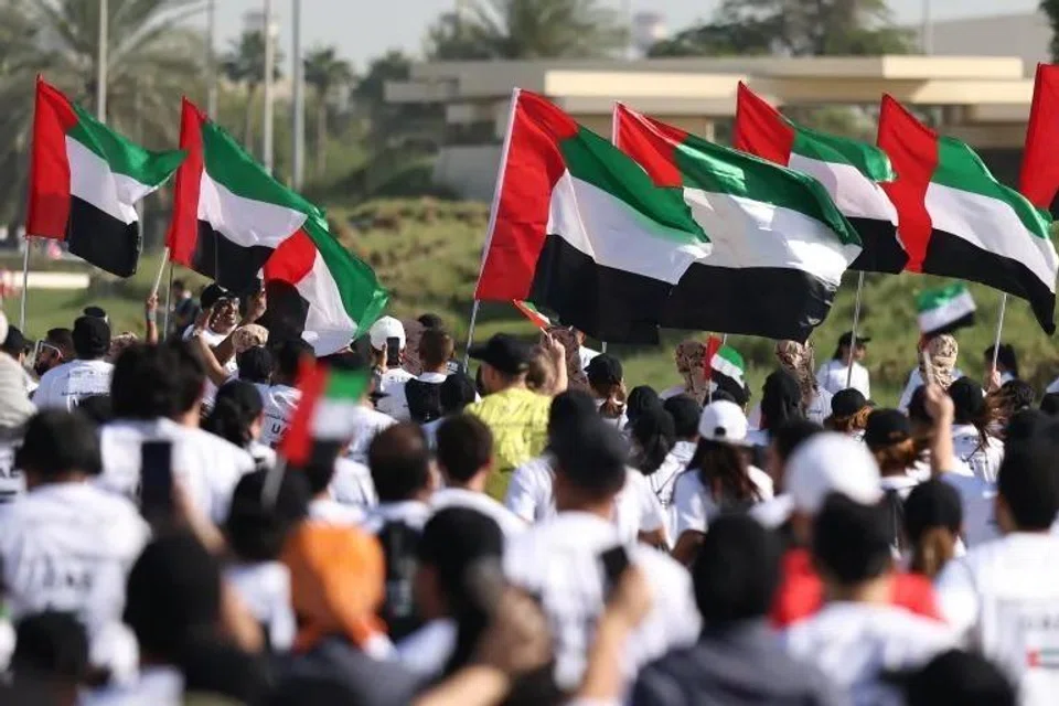 Orang ramai mengambil bahagian dalam acara larian “Hassantak Ya Watan” (Kami Melindungimu, Wahai Tanah Air) yang berlangsung di Abu Dhabi, Amiriah Arab Bersatu pada 18 April 2026, sebagai simbol perpaduan nasional di tengah kesan konflik Amerika Syarikat dan Iran. 
Dalam perkembangan berkaitan, UAE dilaporkan melumpuhkan kumpulan dikaitkan Iran yang didakwa merancang operasi sabotaj, dengan 27 suspek ditahan, sekali gus menimbulkan kebimbangan terhadap penyebaran ideologi ekstrem dan ancaman keselamatan negara.