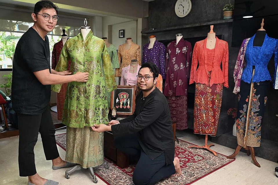 KOLEKSI KEBAYA VINTAJ: Encik Afiq (kiri) dan Encik Sufi memulakan koleksi mereka (di belakang) - yang merangkumi kebaya vintaj sejak 1900-an - sekitar dua tahun lalu dan telah belanjakan sekitar $300 hingga $1,600 bagi mendapatkannya. Mereka gunakan kebaya-kebaya tersebut sebagai kandungan di akaun Instagram Kebaya Societe bagi meningkatkan kesedaran mengenai kepelbagaian warisan Melayu. - Foto BM KHALID BABA 