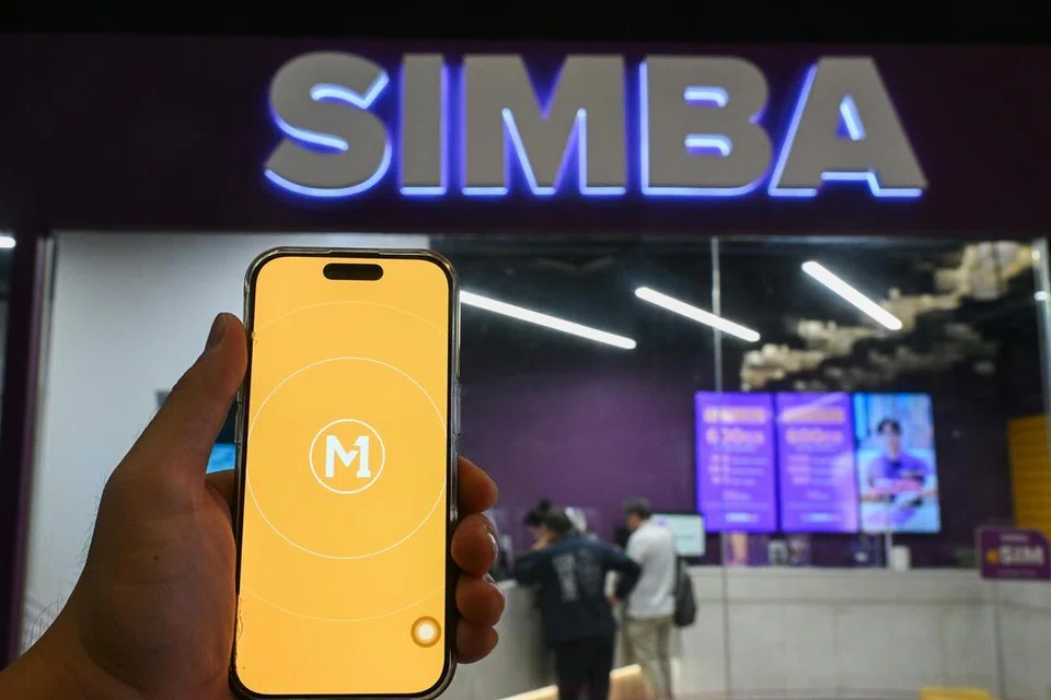 Simba berkemungkinan telah menggunakan jalur frekuensi radio tertentu untuk menyediakan perkhidmatan mudah alih tanpa kebenaran, yang merupakan satu pelanggaran terhadap syarat kawal selia.