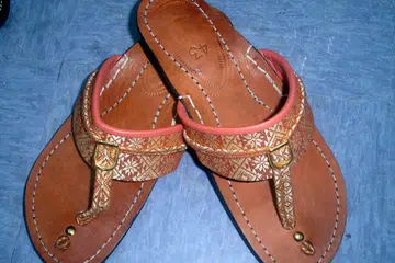 Sepasang capal berwarna coklat. 