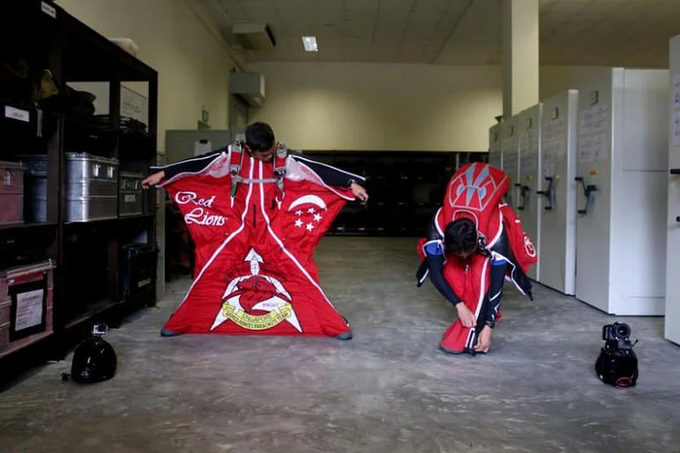 Untuk pertama kalinya dalam sejarah perbarisan, pasukan Tentera Singapura Red Lions akan memakai sut merah terang bersayap dan akan terjun dari ketinggian lebih tinggi 3,800m. 