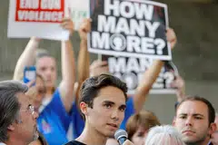 BIDAS PRESIDEN: Pelajar Sekolah Tinggi Marjory Stoneman Douglas, David Hogg, bercakap dalam rapat bagi menggesa dipertingkat pengawalan senjata api Sabtu lalu, tiga hari lepas serangan di sekolahnya. Beliau berkata Encik Trump sepatutnya menyatupadukan, bukan memecahbelahkan, rakyat. - Foto REUTERS