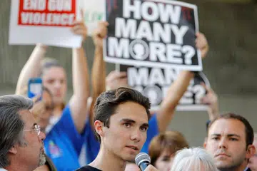 BIDAS PRESIDEN: Pelajar Sekolah Tinggi Marjory Stoneman Douglas, David Hogg, bercakap dalam rapat bagi menggesa dipertingkat pengawalan senjata api Sabtu lalu, tiga hari lepas serangan di sekolahnya. Beliau berkata Encik Trump sepatutnya menyatupadukan, bukan memecahbelahkan, rakyat. - Foto REUTERS