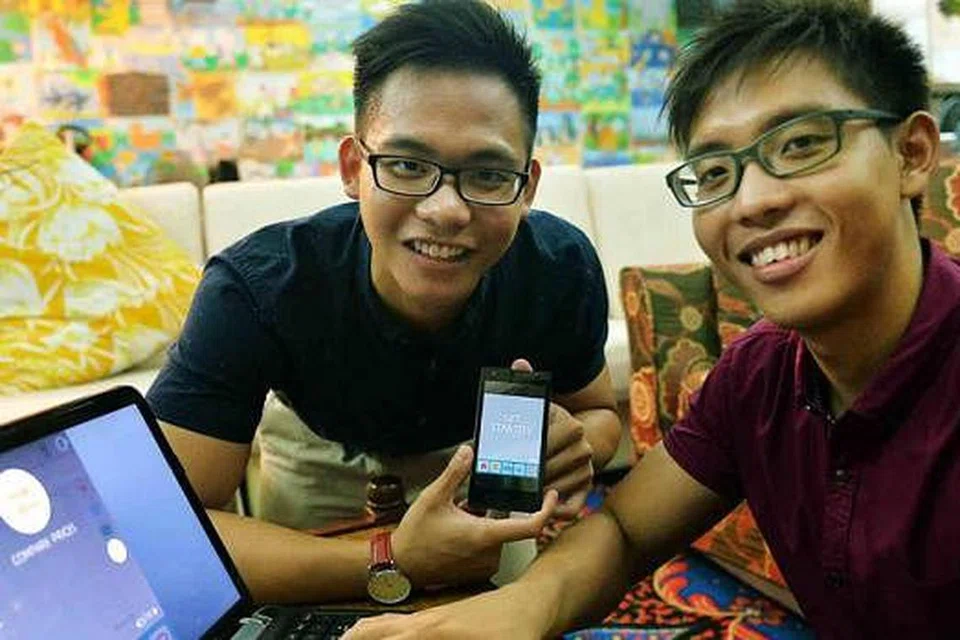 DIASUH BERJIMAT CERMAT SEJAK KECIL: Dua beradik, (dari kiri) Encik Johan Farid Tang Wei Min dan Encik Raimie Farid Tang Yee Ming, sedang membangunkan The Kiasu App dan berharap aplikasi itu akan dapat dilancarkan awal tahun ini. - Foto KHALID BABA