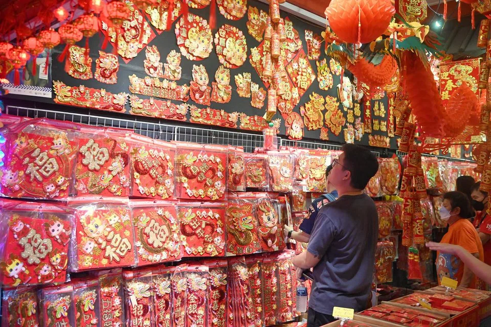 HIASAN PERAYAAN: Di serata Singapura pula, gerai-gerai yang menjual barangan perhiasan perayaan Tahun Baru Cina sudah mula dibuka. Ramai dijangka kunjungi gerai-gerai ini untuk mendapatkan barangan perhiasan Tahun Baru Cina mereka.  