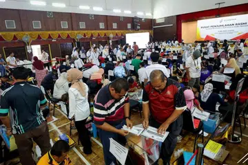 Petugas Suruhanjaya Pilihan Raya (SPR) membuat persiapan di Pusat Penjumlahan Rasmi Undi Pilihan Raya Kecil (PRK) Dewan Undangan Negeri (DUN) Kuala Kubu Baharu di Dewan Serbaguna dan Kompleks Sukan Daerah Hulu Selangor, Selangor, pada 10 Mei.