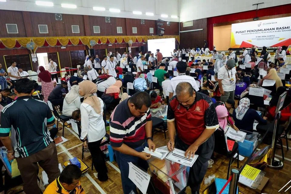 Petugas Suruhanjaya Pilihan Raya (SPR) membuat persiapan di Pusat Penjumlahan Rasmi Undi Pilihan Raya Kecil (PRK) Dewan Undangan Negeri (DUN) Kuala Kubu Baharu di Dewan Serbaguna dan Kompleks Sukan Daerah Hulu Selangor, Selangor, pada 10 Mei.