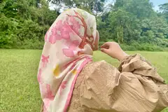Tudung, ‘Semoga Bahagia’ ditawarkan dalam bentuk tudung bawal, potongan empat segi. Direka oleh pengasas jenama AENA.designer, Nurul Ain Amat Sahimi, ia dilancar sempena Hari Kebangsaan Singapura yang menjelang tidak lama lagi.