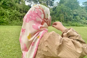Tudung, ‘Semoga Bahagia’ ditawarkan dalam bentuk tudung bawal, potongan empat segi. Direka oleh pengasas jenama AENA.designer, Nurul Ain Amat Sahimi, ia dilancar sempena Hari Kebangsaan Singapura yang menjelang tidak lama lagi.
