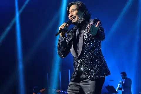 SENTUH JIWA PEMINAT: Karisma Anuar Zain apabila di pentas Teater The Star begitu terasa dengan penyampaian beberapa lagu hit yang ibarat mendodoi jiwa yang resah dan ingin dihiburkan. - Foto HYPE RECORDS