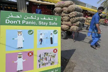 TANGANI RISIKO JANGKITAN: Penggunaan vaksin bagi memenuhi keperluan segera, meskipun masih diuji, telah diluluskan oleh UAE selepas ia memenuhi satu senarai kelayakan dan selepas diuji ke atas 31,000 sukarelawan. - Foto AFP