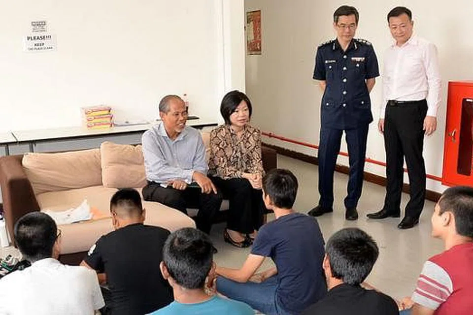 PUSAT PEMULIHAN MASYARAKAT DILANCAR: Encik Masagos dan Menteri Negara (Pendidikan merangkap Perhubungan dan Penerangan), Cik Sim Ann (duduk di kerusi), bercakap dengan beberapa penghuni Pusat Pemulihan Masyarakat (CRC) di majlis pelancaran pusat itu semalam. - Foto JOHARI RAHMAT