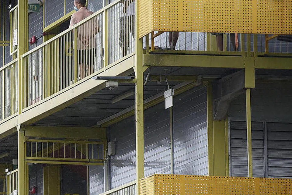 Pekerja asing dilihat di Dormitori S11 semasa pemutus rantaian jangkitan pada 21 April lalu.