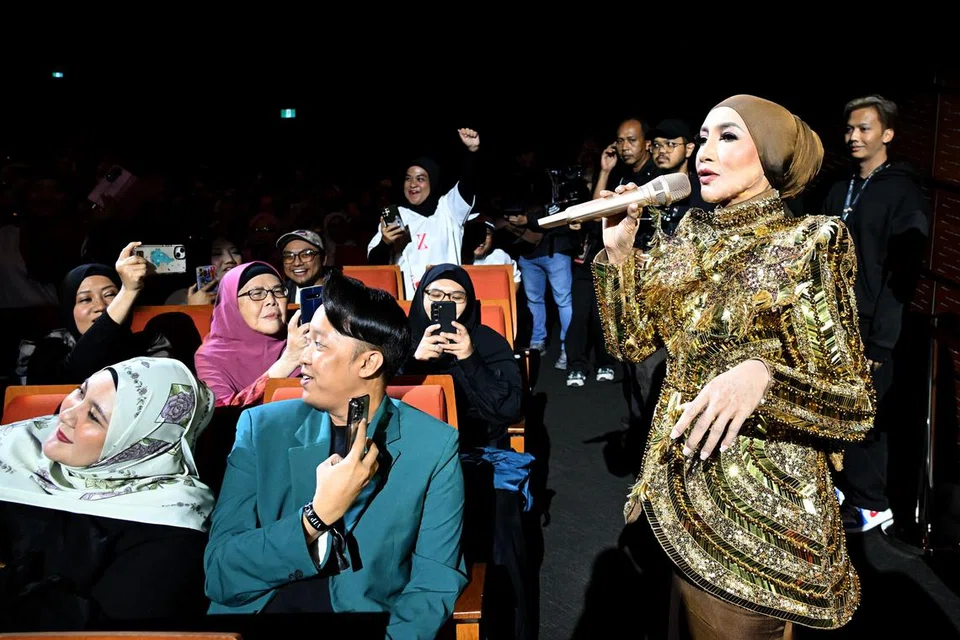 Ziana turun dari pentas untuk berinteraksi dengan penonton yang ternyata terhibur dengan keramahan dan aksi spontannya.
