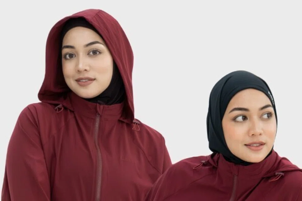 Pakaian sukan yang direka oleh GLOWco, sopan, longgar, fleksibel, dan sesuai untuk pergerakan senaman berintensiti tinggi.