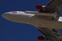SATU KEJAYAAN: Syarikat yang berpangkalan di The Long Beach, California itu melancarkan roket LauncherOne dari pertengahan udara dari pesawat Boeing 747 yang diubahsuai dan dinamakan sebagai 'Cosmic Girl' kira-kira 35,000 kaki di Lautan Pasifik pada 11.39 pagi waktu setempat selepas enjin NewtonThree meluncur dengan sendiri untuk keluar dari ruang angkasa bumi menuju ke angkasa raya. - Foto AFP